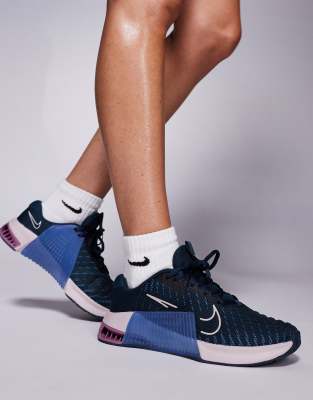 Nike Metcon 9 Sneakers In Navy And Pink