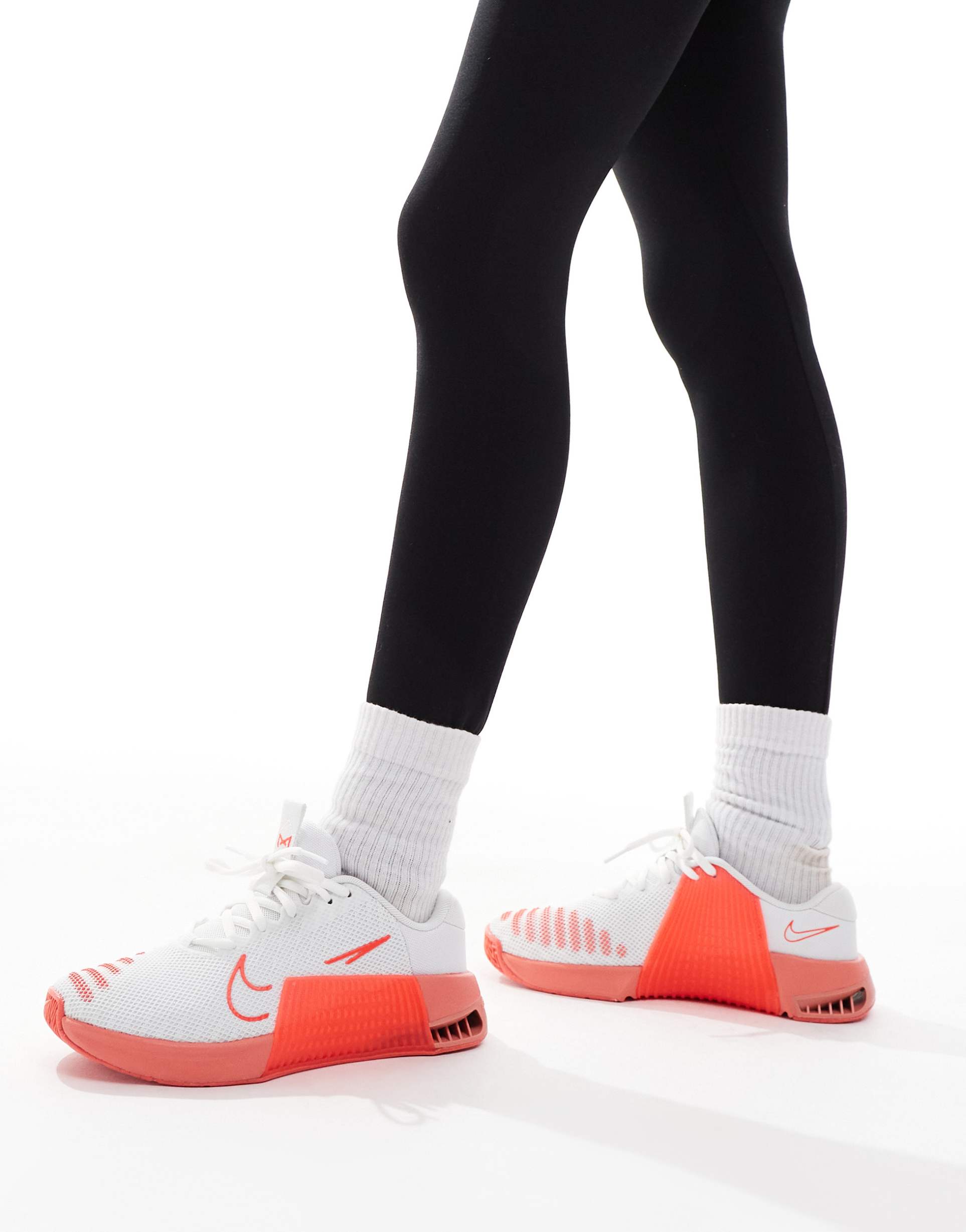 nike training metcon 9 sneakers in white and pink
