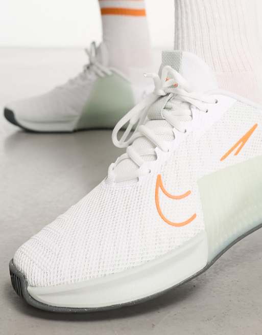 Nike Training - Metcon 9 - Sneakers in wit en oranje, 2 van 4