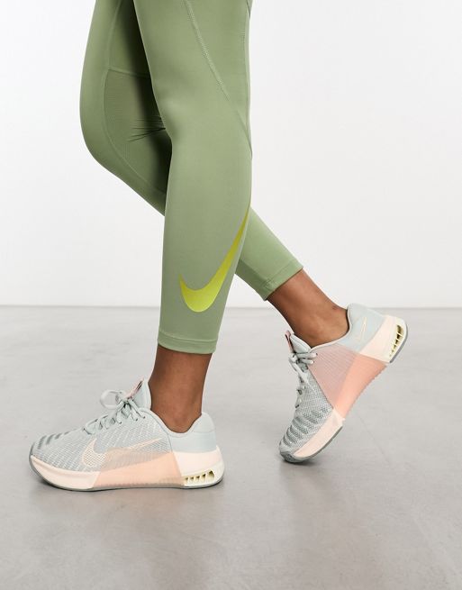 Nike Training – Metcon 9 – Szaro-brzoskwiniowe buty sportowe