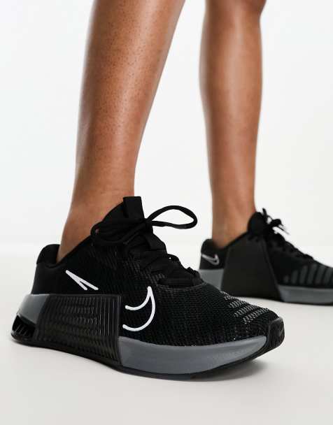 Black womans nike clearance trainers