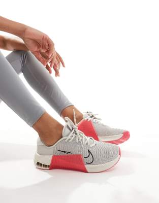 Nike Training Nike Training Metcon 9 trainers in light grey and pink