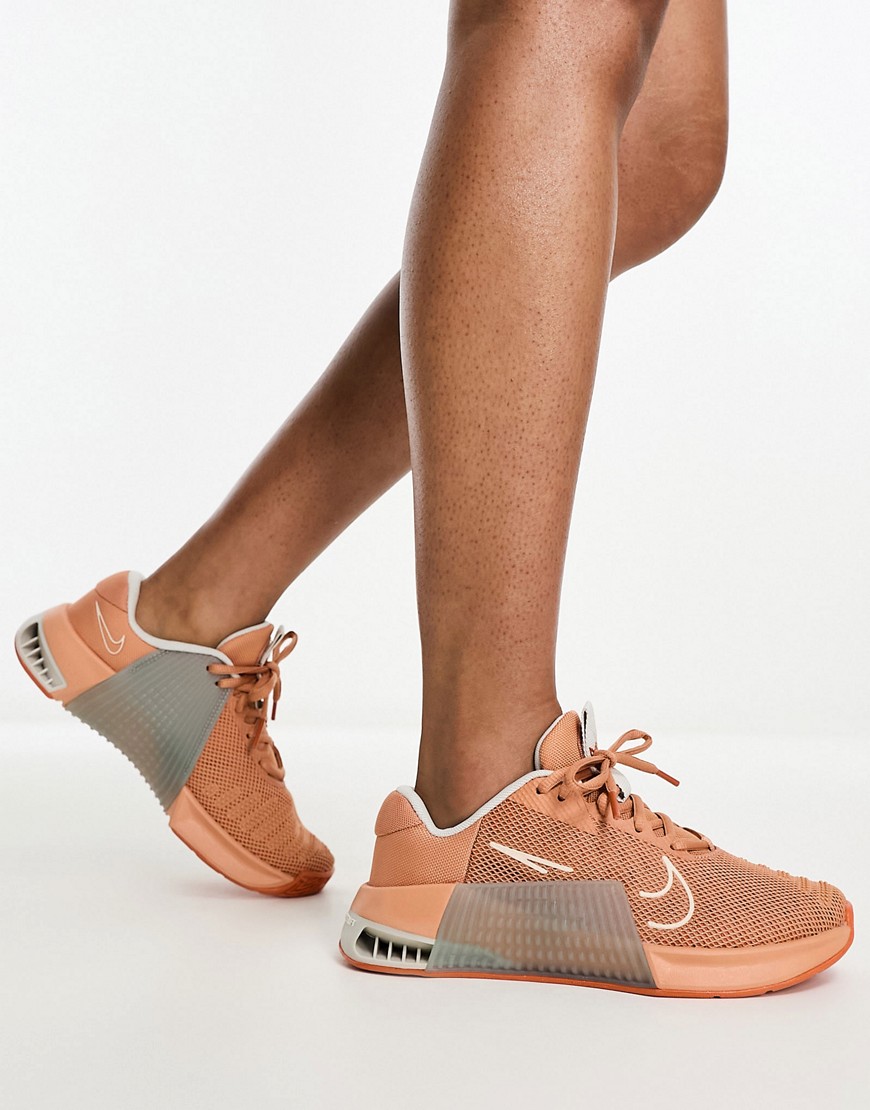 Nike Training Metcon 9 trainers in peach-Brown