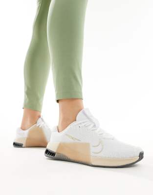 Nike Training Nike Training Metcon 9 trainers in white and gold