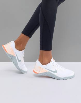 nike training metcon trainers in white and red