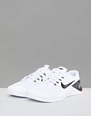 nike training metcon trainers in white and red