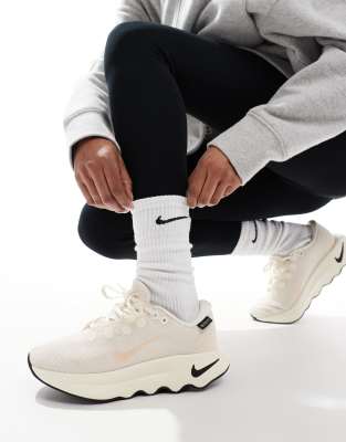 Nike Training - Motiva GORE-TEX- Sneaker in gebrochenem Weiß