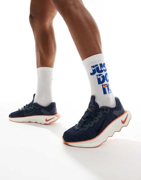 Nike Training – Motiva – Granatowo-pomarańczowe buty sportowe - view 1