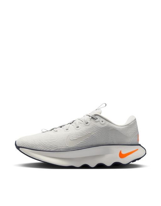 Nike Training - Motiva - Orange og hvide sneakers