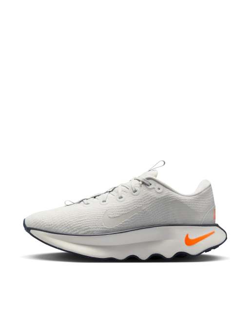 Nike Training - Motiva - Orange og hvide sneakers