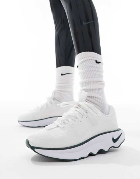 Nike Training – Motiva – Sneaker in Dreifach-Weiß - view 1
