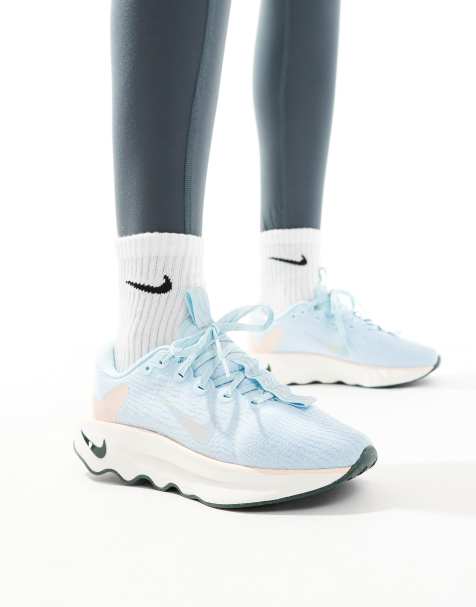 Nike Training – Motiva – Sneaker in Hellblau und Weiß - view 1