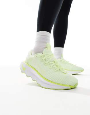 Nike Training - Motiva - Sneaker in Limettengrün und Weiß