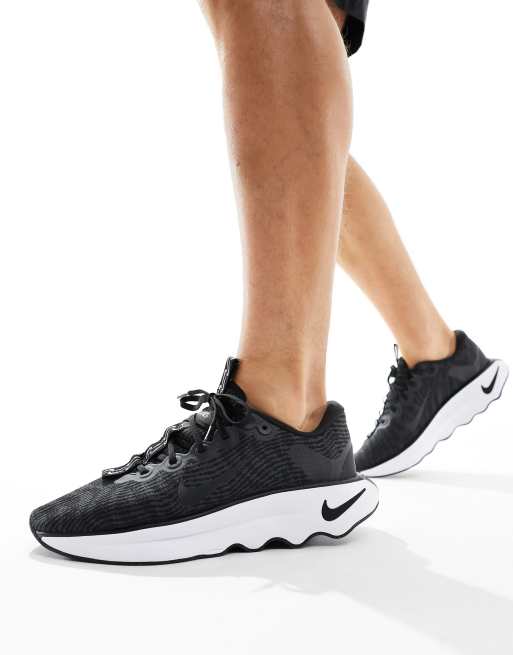 Nike Training Motiva Sneaker in Schwarz und WeiB