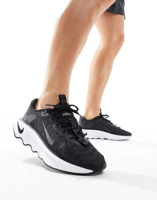 Nike Training Motiva Sneaker in Schwarz und WeiB