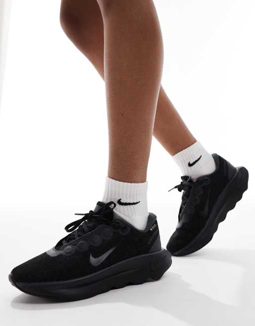 Nike Training Motiva Sneaker in Schwarz