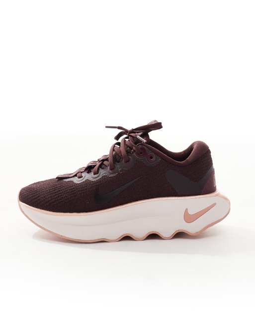 Nike Training Motiva trainers in burgundy, 2 of 5