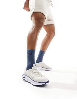 Nike Training Nike Training Motiva trainers in cream and blue-Neutral