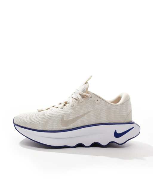 Nike Training Motiva trainers in cream and blue, 2 of 5