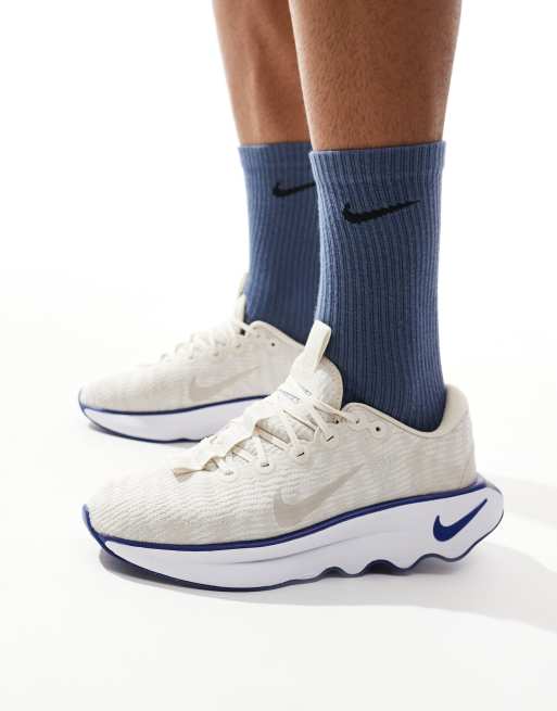 Nike Training Motiva trainers in cream and blue, 3 of 5