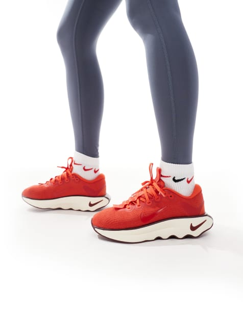 Nike Training Motiva trainers in red - view 1
