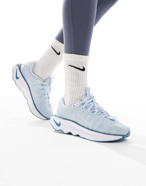 Nike Training Motiva unisex trainers in light blue, 4 of 5