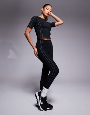 Nike Training - One - 7/8-Leggings in Schwarz mit hohem Bund und reflektierenden Paspeln