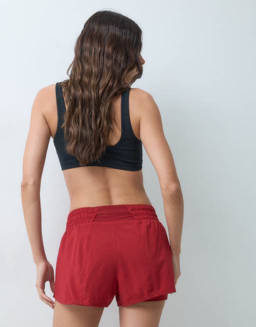 Nike Training One Dri-FIT 2-in-1-Shorts mit mittelhohem Bund, 3 Inch, in Rot, 5 von 5
