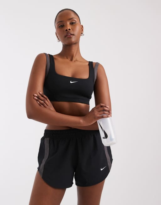 Nike Training – One – Czarno-szary zestaw Dri-FIT: biustonosz sportowy z podwójną podszewką i szorty, 2 z 3