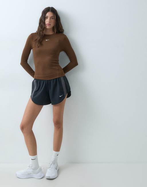 Nike Training One Dri-FIT figurnära långärmad topp i brunt, 2 av 5