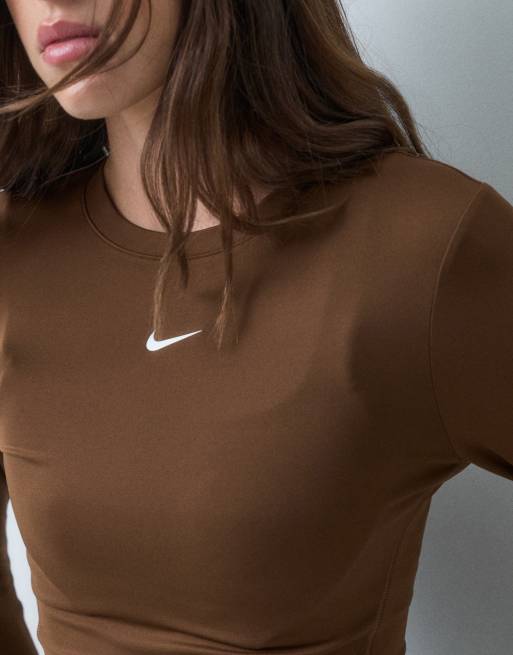 Nike Training One Dri-FIT figurnära långärmad topp i brunt, 4 av 5