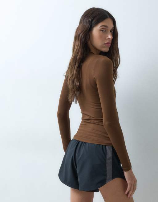 Nike Training One Dri-FIT figurnära långärmad topp i brunt, 5 av 5