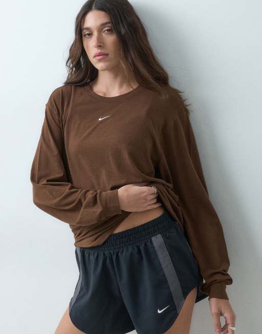 Nike Training One Dri-FIT lockeres Langarm-Oberteil in Braun, 4 von 5