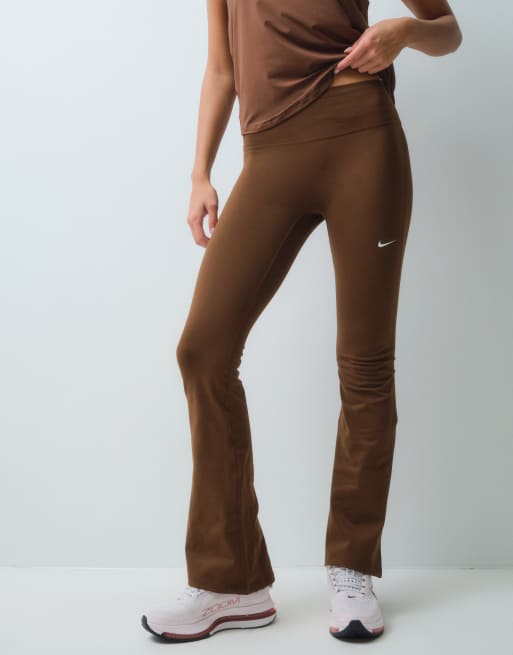 Nike Training One Dri-FIT nahtlose Leggings mit hohem Bund und ausgestelltem Bein in Barockbraun, 3 von 5