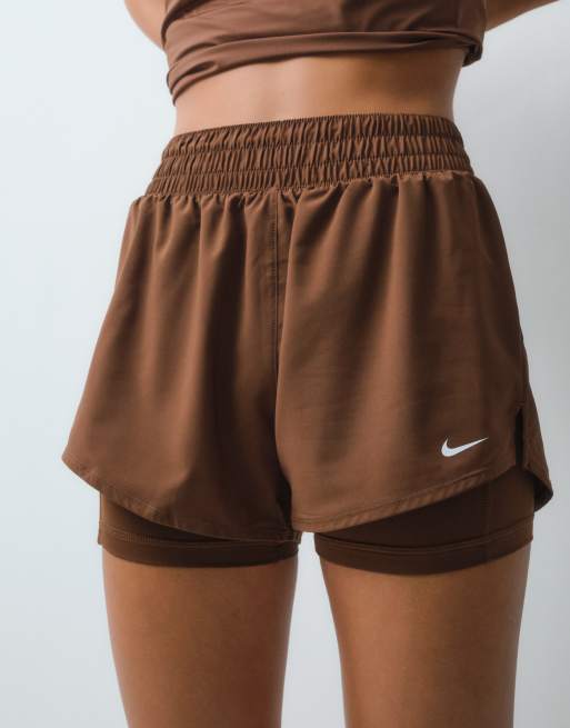 Nike Training One Dri-FIT pantalones cortos 2 en 1 de talle alto de 3 pulgadas en marrón, 3 de 5