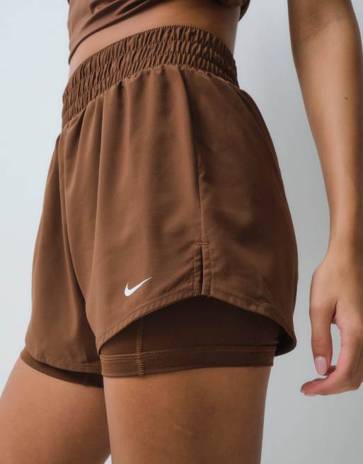 Nike Training One Dri-FIT pantalones cortos 2 en 1 de talle alto de 3 pulgadas en marrón, 5 de 5
