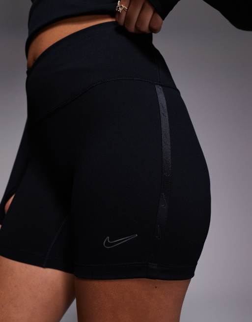 Nike Training – One Dri-FIT – Shorts in Schwarz mit gewickeltem Bund, 5 Zoll Schrittlänge, 3 von 5