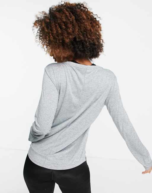 Nike Training - One Dri-FIT - T-shirt vestibilità classica a maniche lunghe grigia, 2 di 4