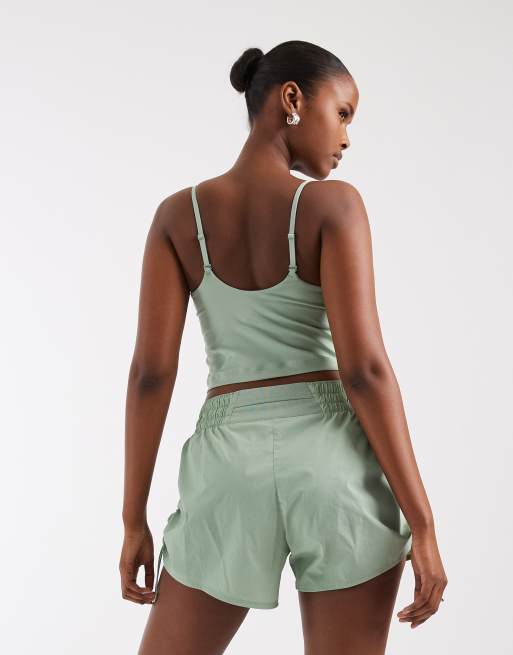 Nike Training - One Dri-FIT - Top senza maniche con reggiseno verde, 4 di 4