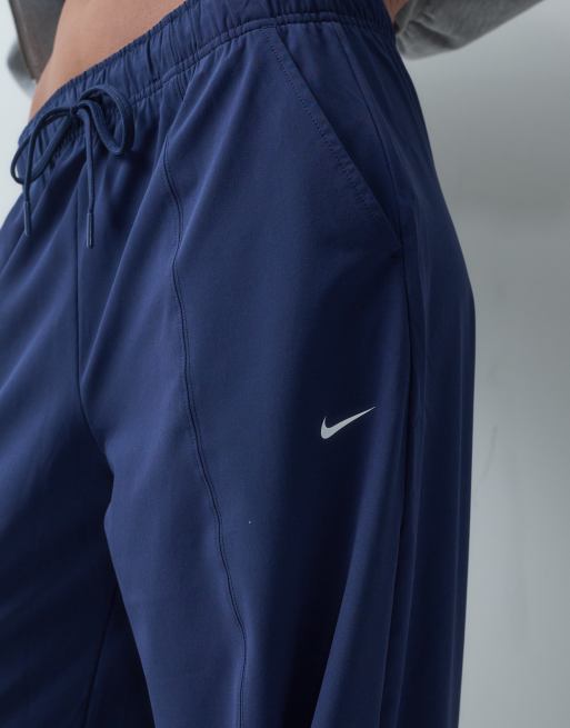 Nike Training One Dri-FIT vævede joggingbukser med brede ben i marineblå, 2 af 5
