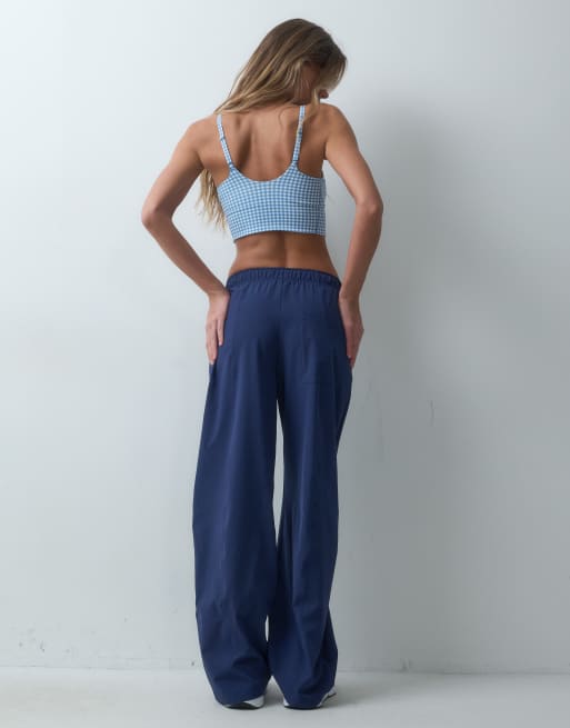 Nike Training One Dri-FIT vævede joggingbukser med brede ben i marineblå, 3 af 5