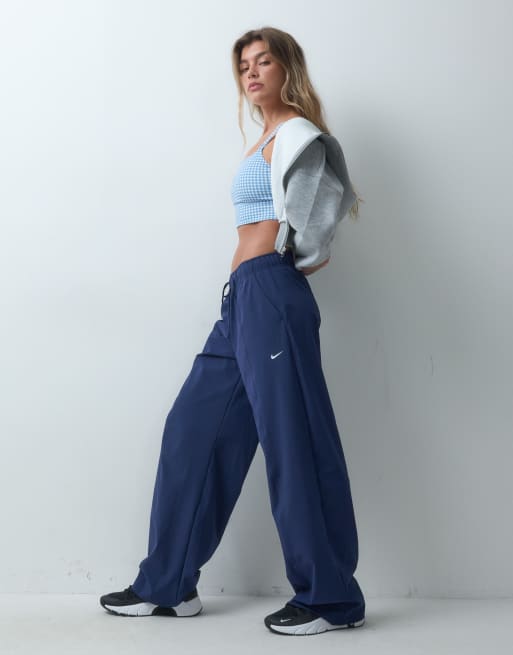 Nike Training One Dri-FIT vævede joggingbukser med brede ben i marineblå, 5 af 5