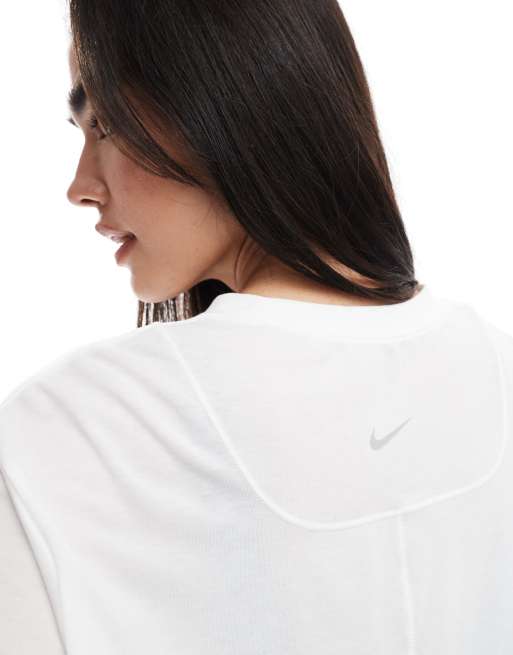 Nike Training – One – Langärmliges Shirt in Weiß mit lockerem Schnitt, 4 von 4