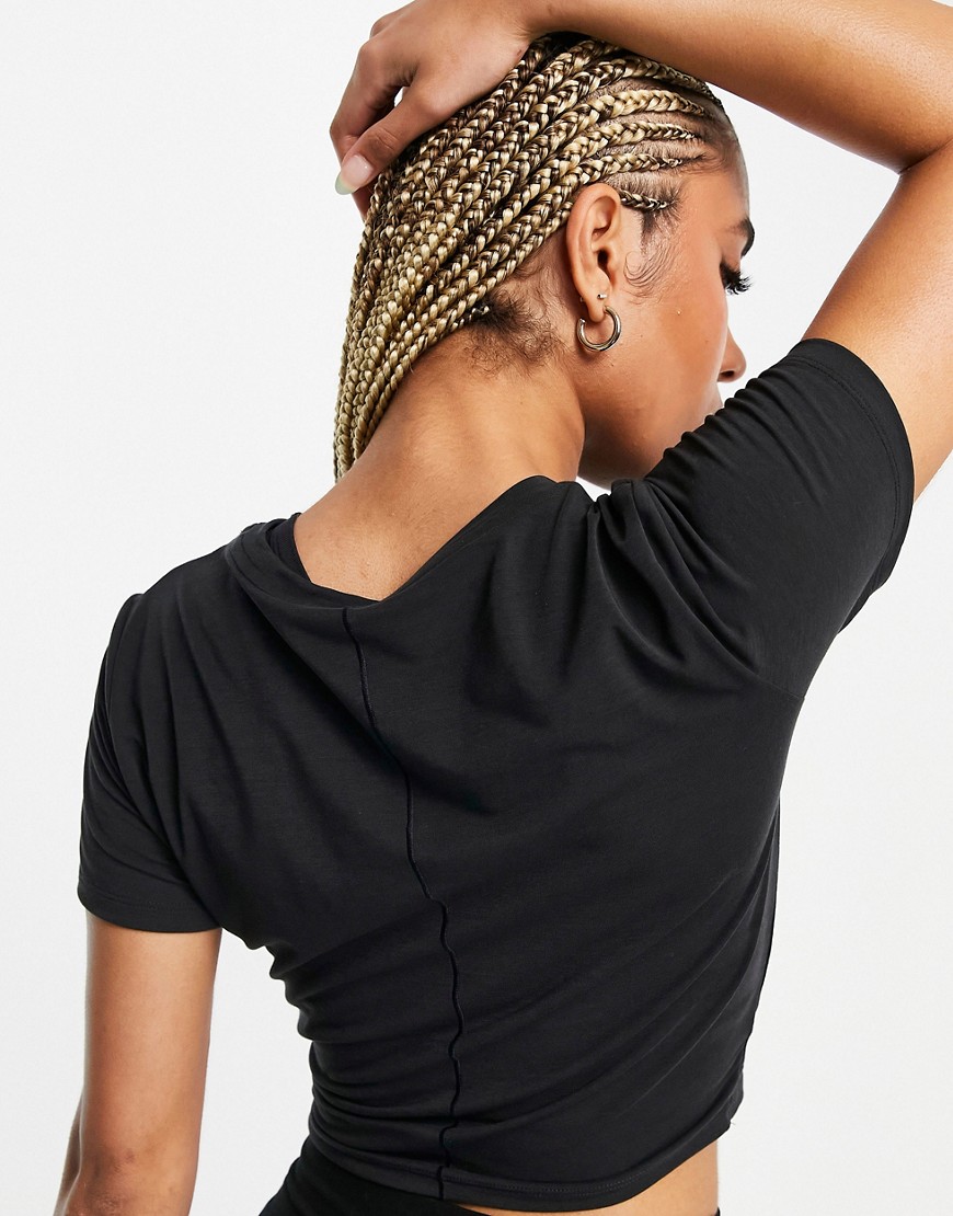 One Luxe - Crop top a maniche corte incrociato sul davanti nero - Nike Training T-shirt donna  - immagine3