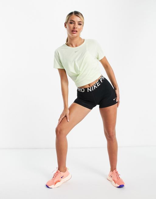 Nike Training - One Luxe - Crop top met gedraaide voorkant en korte mouwen in geel, 2 van 4