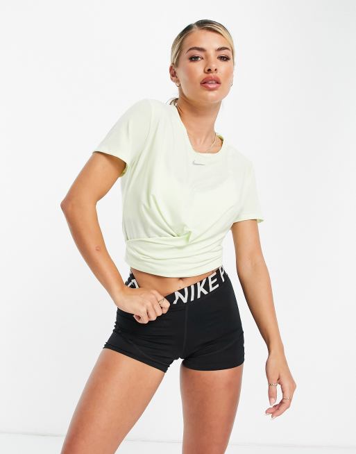 Nike Training - One Luxe - Crop top met gedraaide voorkant en korte mouwen in geel, 3 van 4