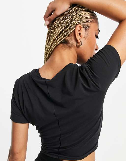 Nike Training - One Luxe - Crop top met gedraaide voorkant en korte mouwen in zwart, 2 van 4