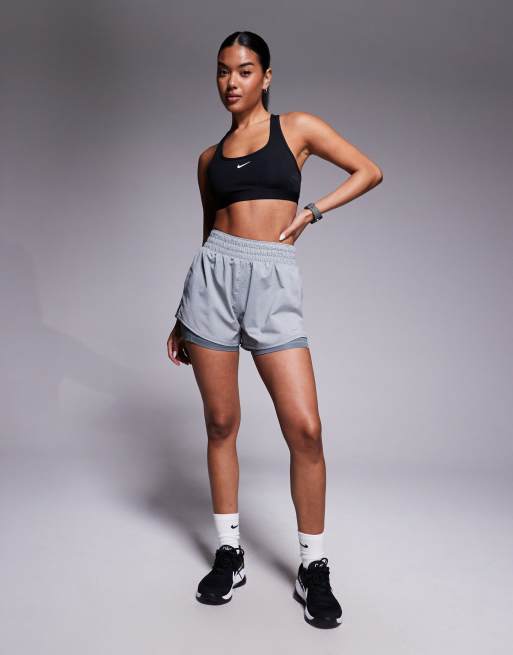 Nike Training - One - Short en tissu Dri-FIT taille haute 2-en-1 3 pouces - Gris, 2 de 5