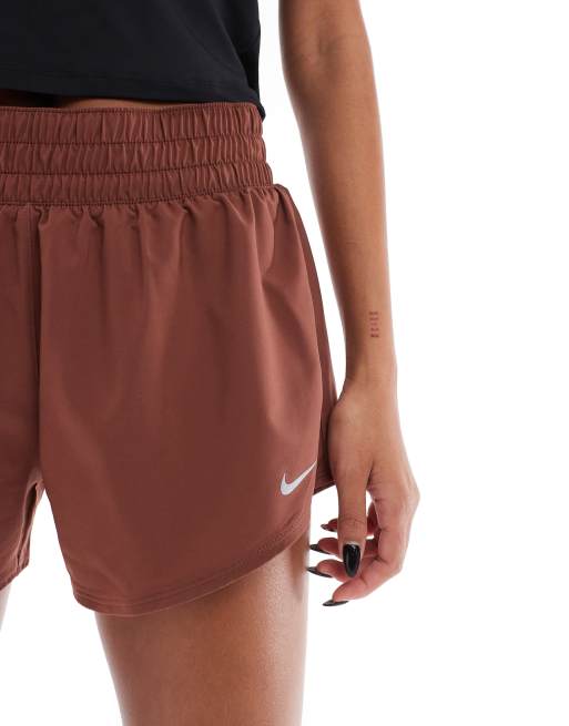 Nike Training – One – Shorts in Braun mit mittelhohem Bund, 3 Zoll Schrittlänge, 2 von 5