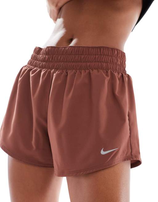 Nike Training – One – Shorts in Braun mit mittelhohem Bund, 3 Zoll Schrittlänge, 4 von 5